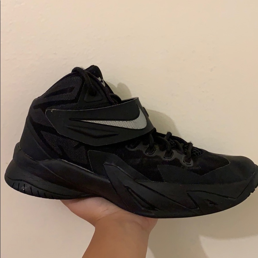 NIKE LeBron Soldier VIII Basketball Shoes